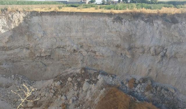 Konya'da 40 metre derinliğinde obruk oluştu