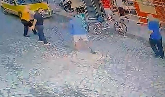 Caddede tartıştığı kişi tarafından bıçaklanıp, öldürüldü