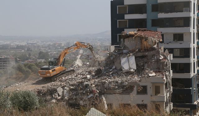 Hatay'da ağır hasarlı 4 bina kontrollü yıkıldı