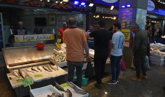 Trabzon'da balıkçı tezgahları hamsiyle şenlendi