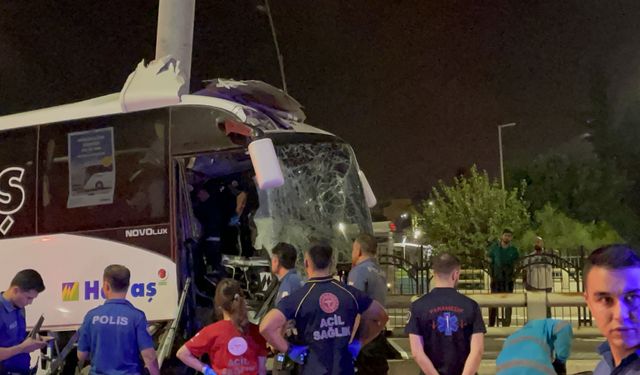 Adana'da trafik tabelası direğine çarpan minibüsteki 5 kişi yaralandı