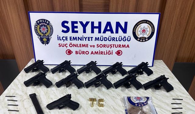 Adana'da bir evde ruhsatsız 11 tabanca ve 74 gram uyuşturucu ele geçirildi
