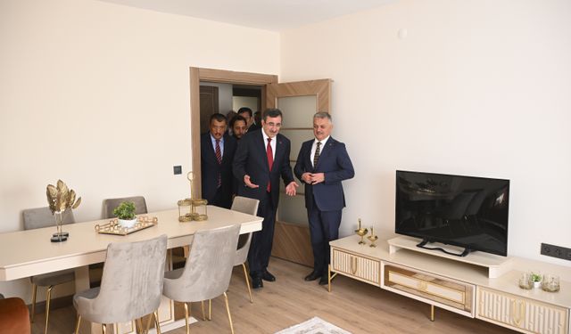 Cumhurbaşkanı Yardımcısı Yılmaz, Malatya'da yapımı süren deprem konutlarını inceledi
