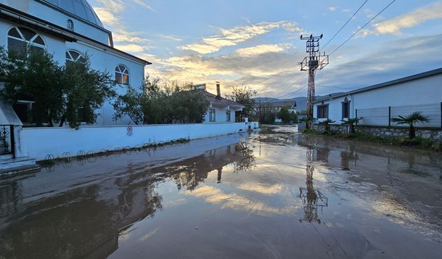 Gemlik'te sağanak nedeniyle taşan dere su baskınlarına yol açtı