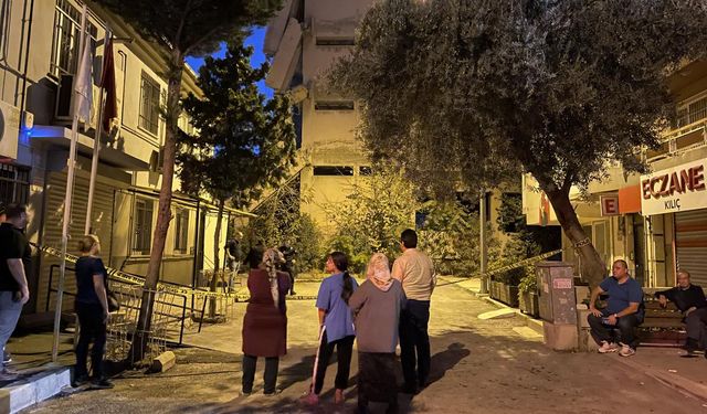 İzmir'de kontrollü yıkım sırasında çöken binanın yanındaki 3 apartman tahliye edildi