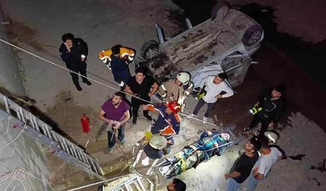 İstanbul'da kazaya karışan otomobillerden biri kanala düştü: 1'i ağır 6 yaralı