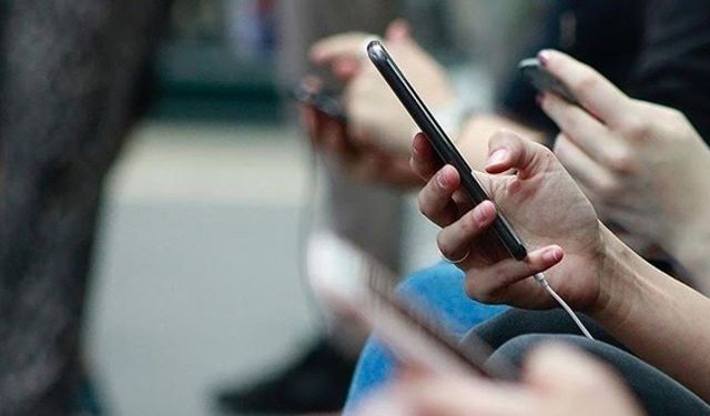 Yeni Zelanda okullarda cep telefonunu yasaklayacak
