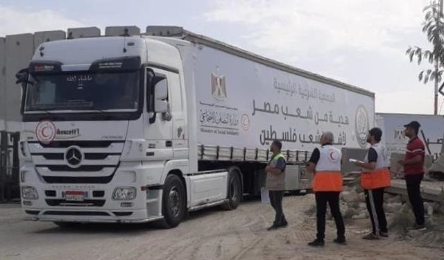 Filistin Kızılayı: İnsani yardım yüklü 31 tır Gazze Şeridi'nin kuzeyine gönderildi