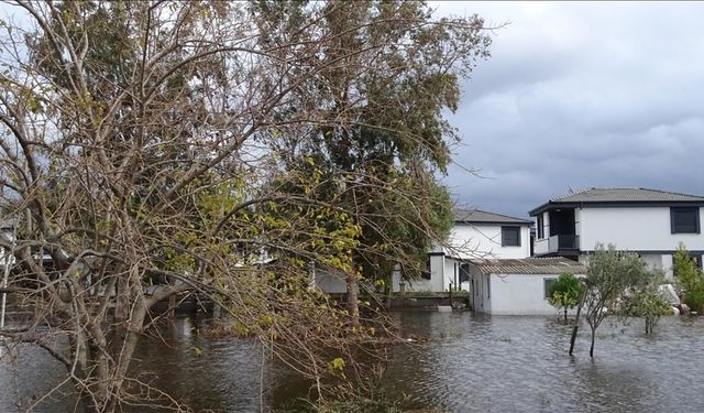 Balıkesir'de kuvvetli fırtına ve yağış hayatı olumsuz etkiledi
