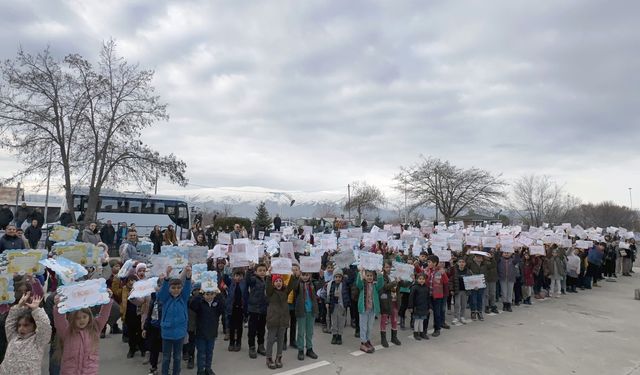 Erzincan'da karne alan öğrenciler, kanser hastası okul müdürleri için video klip hazırladı