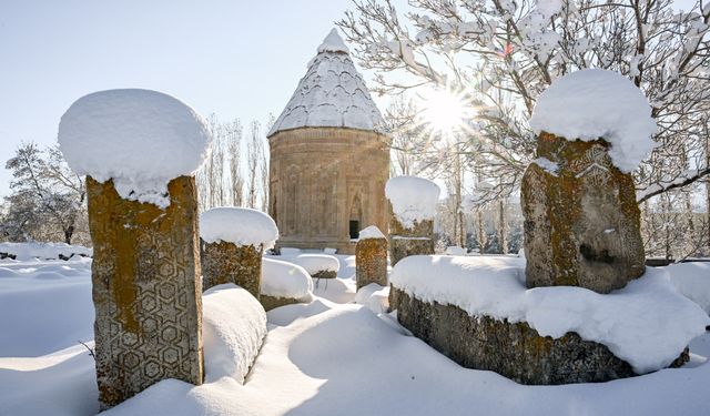 Van'daki Selçuklu Mezarlığı karla kaplandı