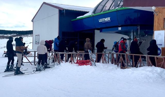 Yalnızçam Kayak Merkezi'nde hafta sonu yoğunluğu yaşandı
