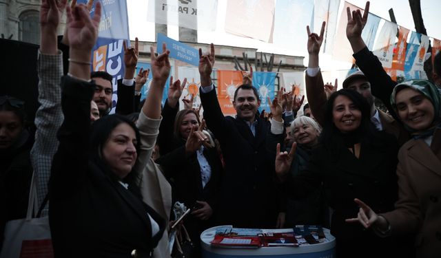 Cumhur İttifakı İBB Başkan adayı Kurum Beşiktaş'ta esnafı ziyaret etti