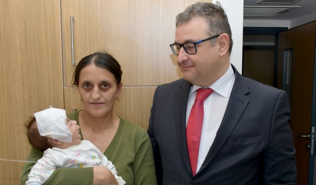40 günlük Gürcü bebeğin gözündeki tümör Trabzon'da başarıyla alındı