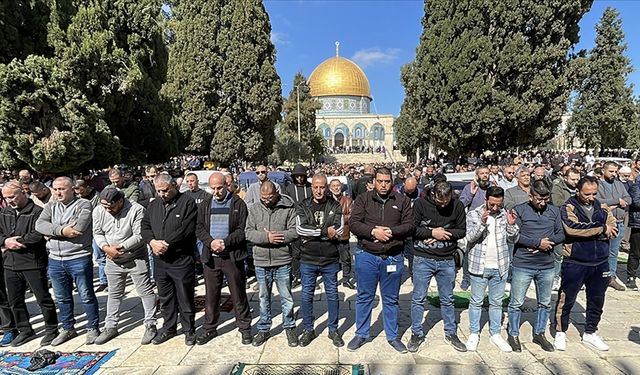 İsrail'in kısıtlamalarına rağmen binlerce Müslüman cuma namazını Mescid-i Aksa'da kıldı