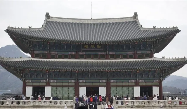 Seul'deki Gyeongbokgung Sarayı ülke turizminin çekim noktası oldu