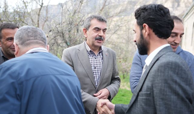 Milli Eğitim Bakanı Tekin, bayram namazını memleketi Erzurum'da kıldı