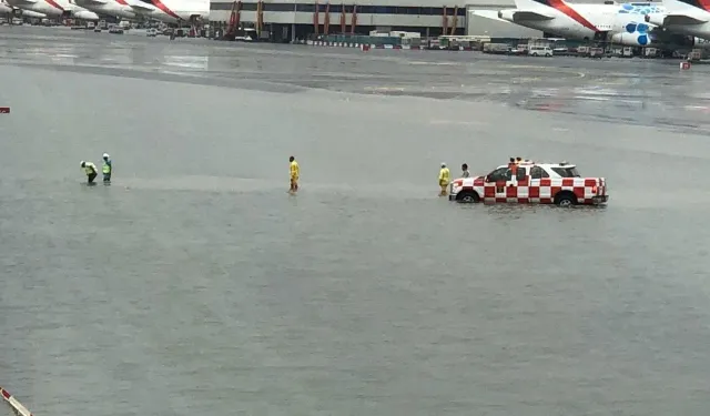 BAE'de şiddetli yağış nedeniyle bazı uçak seferleri iptal edildi