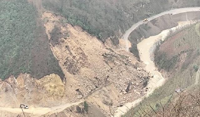 Giresun’da yol çalışması sırasında meydana gelen heyelan nedeniyle birçok köy ulaşıma kapandı