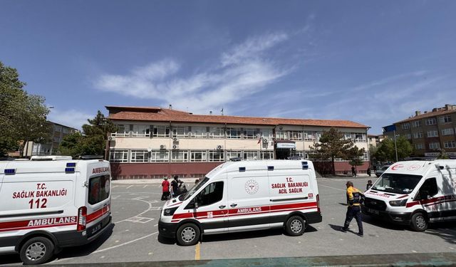Kayseri'de 24 öğrenci zehirlenme şüphesiyle hastaneye kaldırıldı