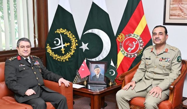 Kara Kuvvetleri Komutanı Bayraktaroğlu’ndan Pakistan’a ziyaret