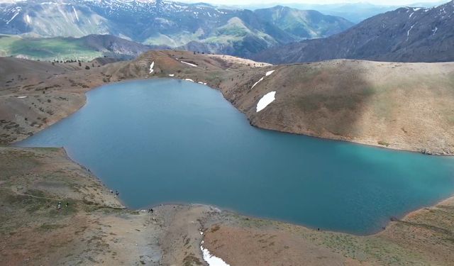 Erzincan'daki Aygır Gölü doğaseverlerin uğrak noktası oluyor