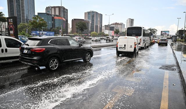 İstanbul'da yağmur hayatı olumsuz etkiledi
