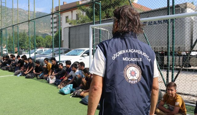 Alüminyum taşıyan tırın dorsesinde 23 düzensiz göçmen yakalandı