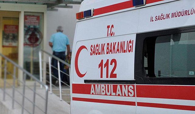 Sivas'ta ağaca çarpan minibüsteki 3 kişi yaralandı