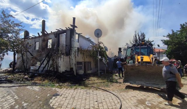 Çankırı'da çıkan yangında 4 ev yandı
