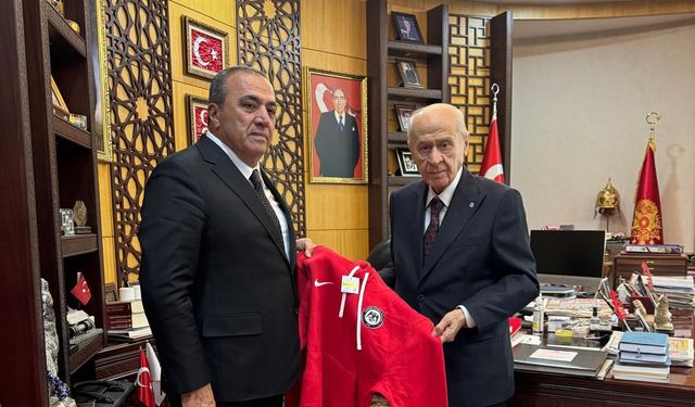 MHP Genel Sekreter Yardımcısı Kayrıcı, MHP Lideri Devlet Bahçeli'ye Çorum Spor Forması hediye etti