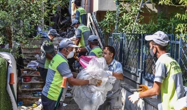 Antalya'da 4 katlı binadan 8 saatte 6 kamyon çöp çıkartıldı