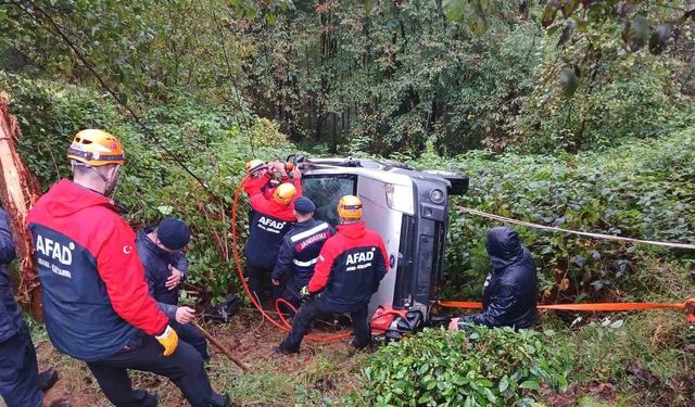 Rize’de uçuruma yuvarlanan araç askıda kaldı, sürücüyü ekipler kurtardı