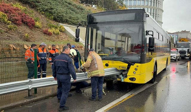 Kadıköy'de İETT otobüsü bariyere saplandı