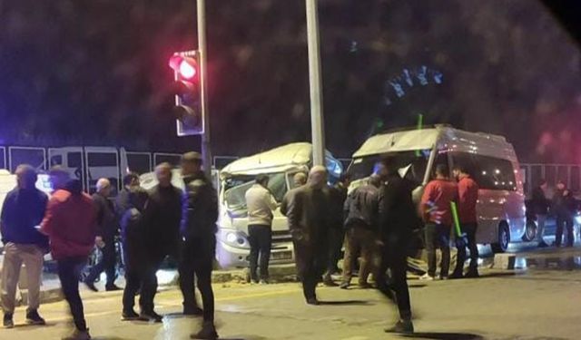 Ankara’da iki servis aracı çarpıştı: 21 yaralı