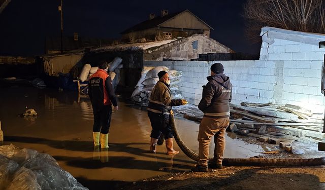 Ağrı'da eriyen kar suları ev ve ahırlara girdi
