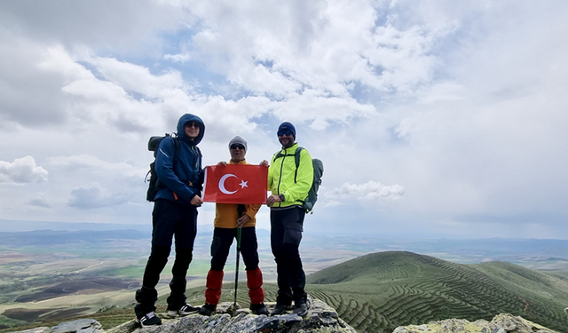 Kırşehirli dağcılar, 1823 metre yüksekliğindeki Demirli Kale Tepe'nin zirvesine tırmandı