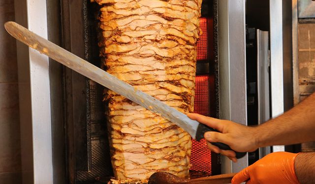 Pişmiş tavuk dönere, çiğ tavuk takılması ölümcül olabiliyor