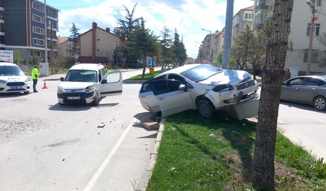 Konya'da otomobille kamyonetin çarpışması sonucu 5 kişi yaralandı