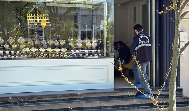 Bursa'da kuyumcuyu tabancayla soyma girişiminde bulunan 2 şüpheli aranıyor