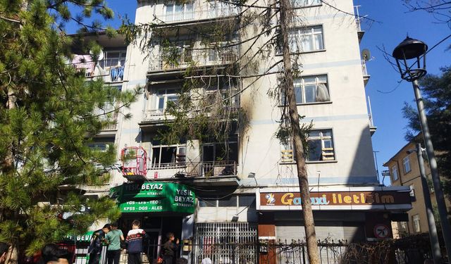 Konya'da 4 katlı binada çıkan yangına ekipler müdahale ediyor