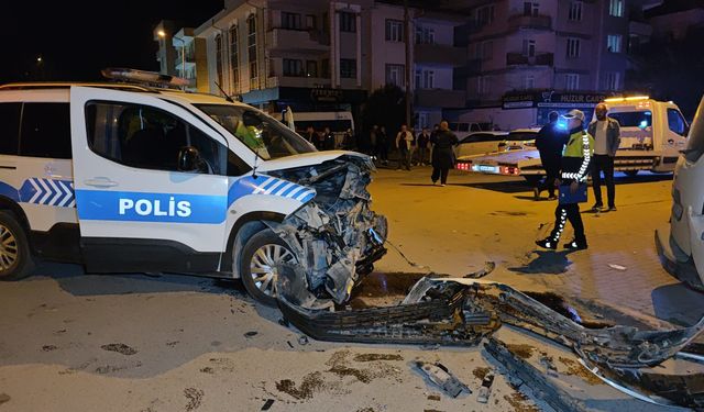 Bursa'da hafif ticari araçla çarpışan polis aracındaki 2 memur yaralandı