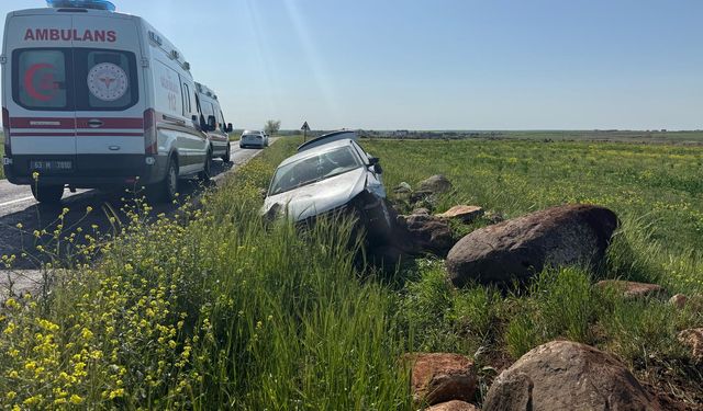 Şanlıurfa'da yol kenarındaki kayalara çarpan otomobildeki 4 kişi yaralandı