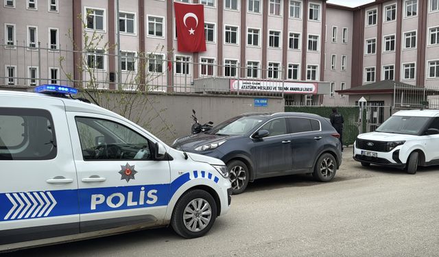 Samsun'da daha önce bir öğrenciyi bıçakla yaralayan genç, öğretmeni darbetti