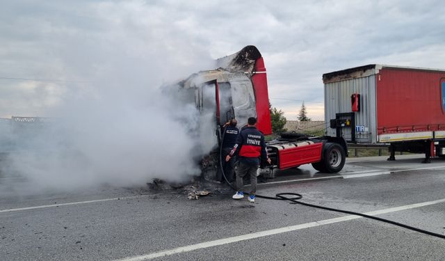Kütahya'da seyir halindeki tırda çıkan yangın söndürüldü