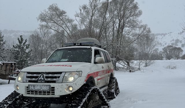 Bolu'da kar nedeniyle yolu kapanan köydeki hastaya paletli ambulansla ulaşıldı