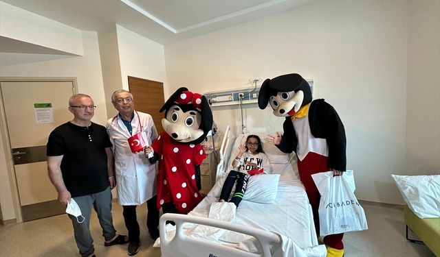 Çapraz böbrek nakliyle diyalizden kurtulan küçük Ayşe çifte bayram yaşadı