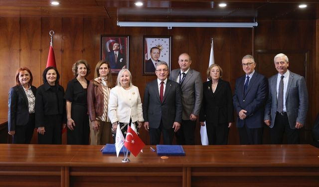 KİTVAK'tan DEÜ Onkoloji Enstitüsü Laboratuvarı'na yaklaşık 3,5 milyon liralık bağış