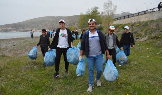 Öğrenci ve vatandaşlar Van Gölü sahilinde temizlik yaptı