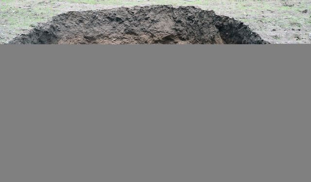 Sivas'ta bir tarlada 7 metre çapında obruk oluştu